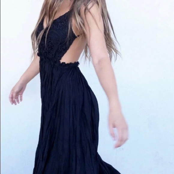 Lulu’s navy blue crinkle fabric w/ lace bodice backless maxi dress boho chic - Picture 2 of 10